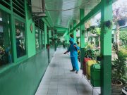 Guna Cegah Penyebaran Covid19, Penyemprotan Disinfektan Terus Dilakukan Oleh SD N 1 Kota Metro