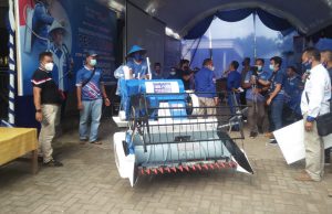 Warga Ponorogo Terima Bantuan Alat Pemanen Padi Dari Ibas