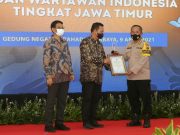 PWI Jatim Serahkan Penghargaan Bagi Kapolda