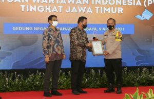 PWI Jatim Serahkan Penghargaan Bagi Kapolda