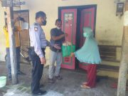 Ngabuburit Puasa Ramadhan, Anggota Polsek Siman Bagikan Sembako
