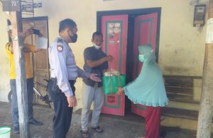 Ngabuburit Puasa Ramadhan, Anggota Polsek Siman Bagikan Sembako