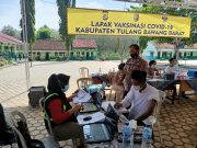 Biddokkes Polda Lampung Berkerjasama Beserta Polres dan Dinkes TuBaBa Gelar Vaksinasi Massal