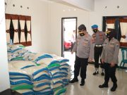 Jelang HUT Bhayangkara Ke-75, Polres Ponorogo Bagikan Beras Serta Masker