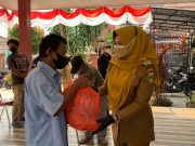 Bupati Tanggamus Beri Bantuan Kepada Petugas Kebersihan