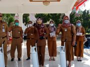 Bupati Tanggamus Beri Bantuan Tabung Oksigen Kepada Bidan Desa