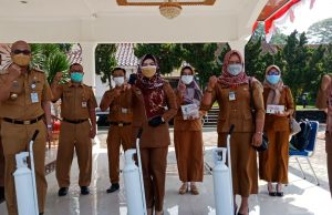 Bupati Tanggamus Beri Bantuan Tabung Oksigen Kepada Bidan Desa