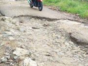 Jalan Menuju Perkantoran Pemkab Tanggamus Makin Rusak Parah