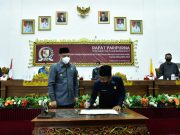 Diruang Paripurna Eksekutif dan Legislatif TuBaBa Tandatangani KUA-PPAS, APBD Tahun Anggaran 2022