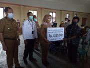 Bupati Tanggamus Serahkan Bantuan Bagi Disabilitas, Anak, Lansia, Terlantar Diluar Panti Tahun 2021