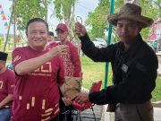 Mukkadam Ketua SMSI TuBaBa, Berikan Cinderamata Kepada Wakil Bupati LamBar