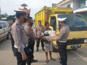 Harga BBM Naik, Polres Tubaba Bagikan Paket Sembako kepada Pengemudi