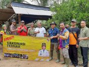 Vaksinasi Hewan Ternak, Polsek Lambu Kibang Terjunkan Bhabinkamtibmas Bersama Vaksinator