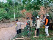 Warga Apresiasi langkah Cepat Polres Lampung Barat Datangi Lokasi tanah longsor dan Korban Pengungsian
