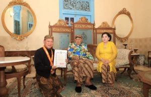 Drs Qodratul Ikhwan MM dan Herlinawati Qudrotul Dianugerahi Gelar dari Keraton Kasunanan Surakarta