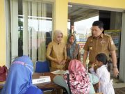 Tinjau Pelayanan Disdukcapil, Pj Bupati Turut Melayani Serahkan KK Kepada Warga