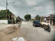 Warga Yosomulyo Keluhkan Pipa PDAM Bocor Diduga Akibat Perbaikan Jalan