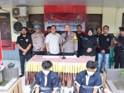 Polres Metro Gelar Konferensi Pers Keberhasilan Menangkap Dua Pelaku Curat R2 Di 10 TKP Kota Metro