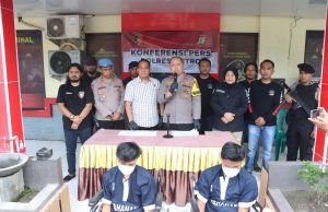 Polres Metro Gelar Konferensi Pers Keberhasilan Menangkap Dua Pelaku Curat R2 Di 10 TKP Kota Metro