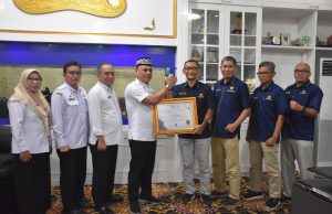 Pemkot Metro Trima Dua Piagam Penghargaan Dari Kemenkeu RI