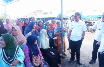 Iwan Mursalin Pantau Operasi Pasar Minyak Goreng “Minyak Kita” di Pasar Panaragan Jaya