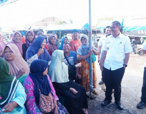 Iwan Mursalin Pantau Operasi Pasar Minyak Goreng “Minyak Kita” di Pasar Panaragan Jaya