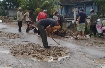 Nadirsyah Kembali Gotong Royong Bersama Warga Tunas Asri dan Tirta Makmur