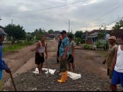 Wabup Nadirsyah Kobarkan Semangat Gotong Royong, Jalan Rusak di Margo Mulyo Mulai Dibenahi Bersama Warga