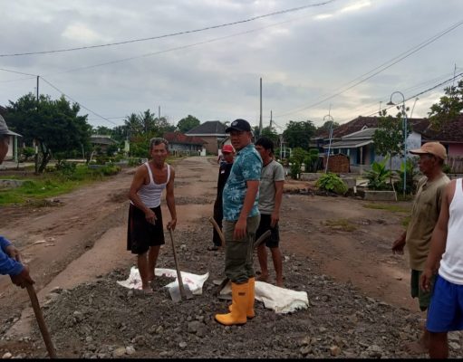 Wabup Nadirsyah Kobarkan Semangat Gotong Royong, Jalan Rusak di Margo Mulyo Mulai Dibenahi Bersama Warga