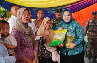Ketua I TP PKK Tubaba Buka Operasi Pasar Murah dan Monitoring Harga Bahan Pokok di Pasar Mulya Asri