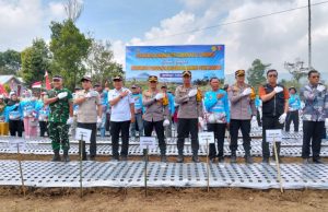 Bupati Lampung Barat Dampingi Kapolda Lampung Tanam Bawang Putih Dukung Swasembada Nasional