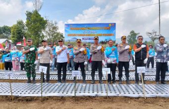 Bupati Lampung Barat Dampingi Kapolda Lampung Tanam Bawang Putih Dukung Swasembada Nasional
