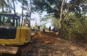 Mudahkan Jalur Aktivitas Masyarakat, Warga RW 06 Iring Mulyo Swadaya Buka Jalan Baru