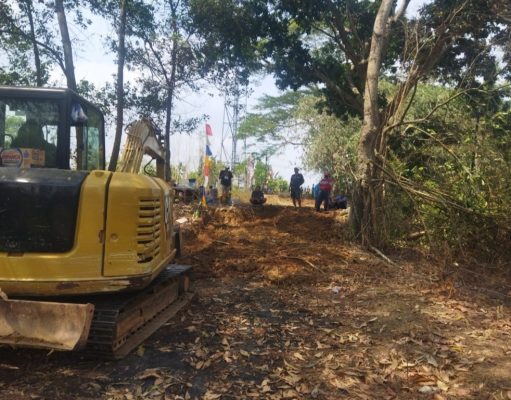 Mudahkan Jalur Aktivitas Masyarakat, Warga RW 06 Iring Mulyo Swadaya Buka Jalan Baru